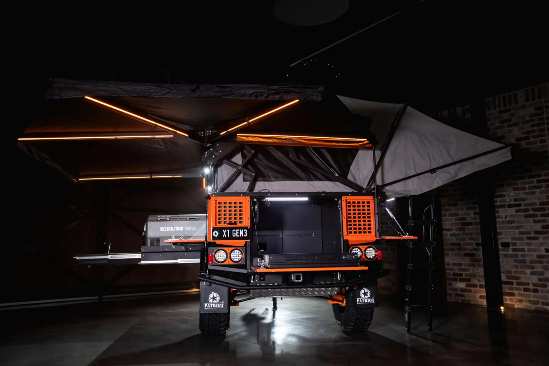Freestanding 270° awning